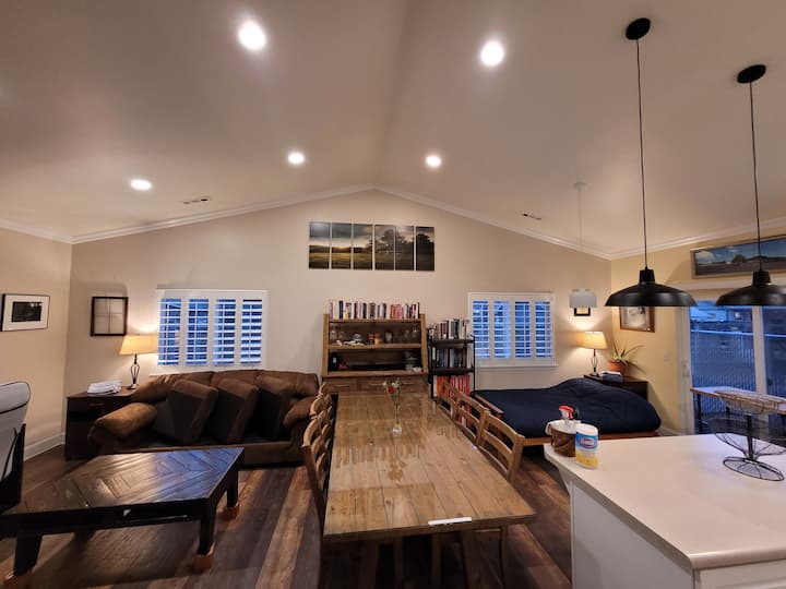 Downtown Diamond In The Rogue- Sleeps 6- 4 Beds - Medford, OR
