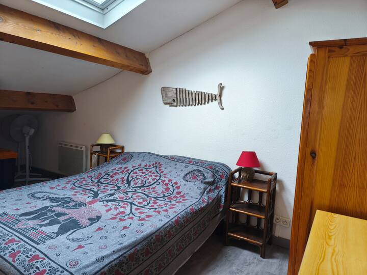 Habitación abuhardillada con cama doble de 140 x 190 cm.