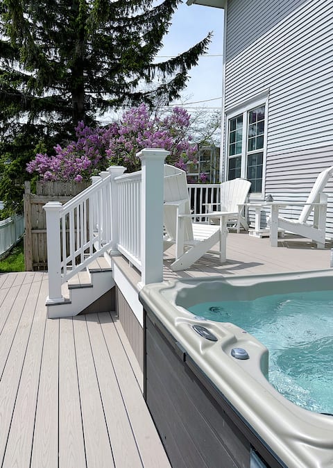 Hot Tub, 2 Fireplaces, Huge, Across from Lake MI!