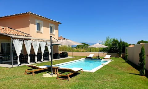 Peaceful haven with pool and view of Ventoux