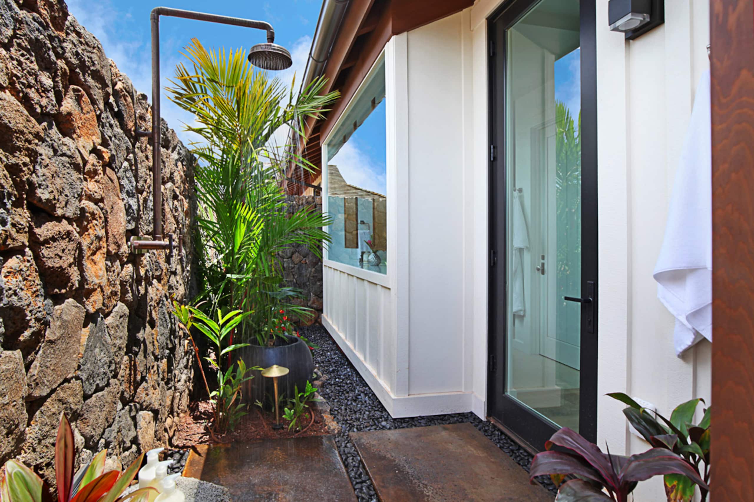 Hale Leimomi Luxurious Comfort + Pool + Views - Photo 7