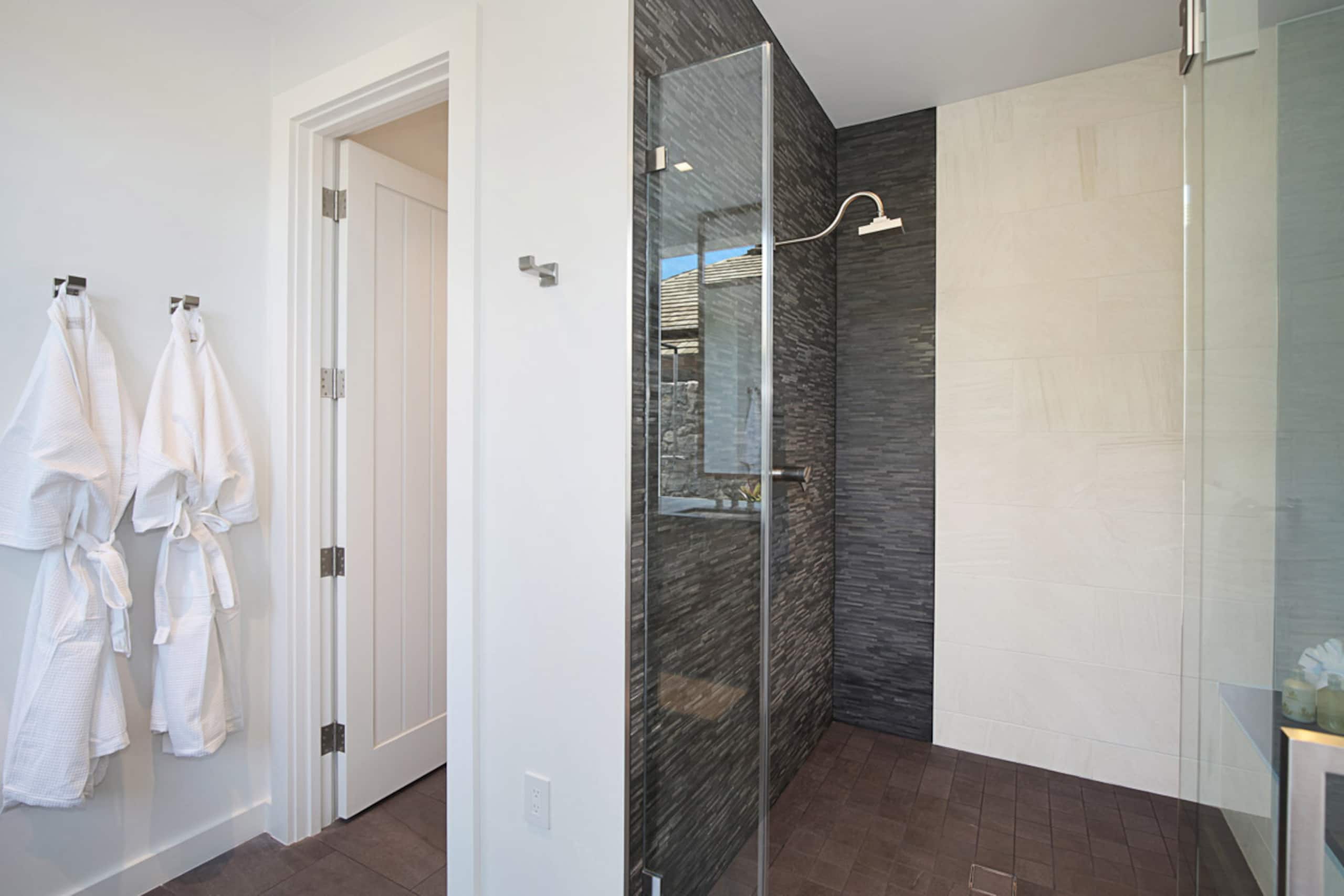 Hale Leimomi Luxurious Comfort + Pool + Views - Photo 10