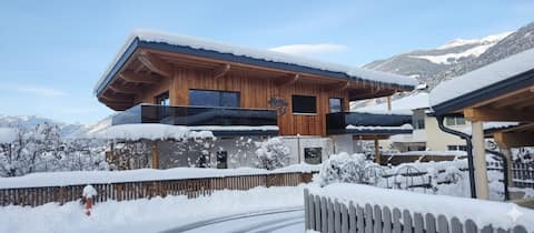 Top Airbnb: Exclusive Alpine Quarter 1 with balcony in Fügen