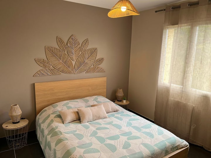 Chambre cosy 
Lit 2 places 140*190
Jouets pour enfants dans le placard