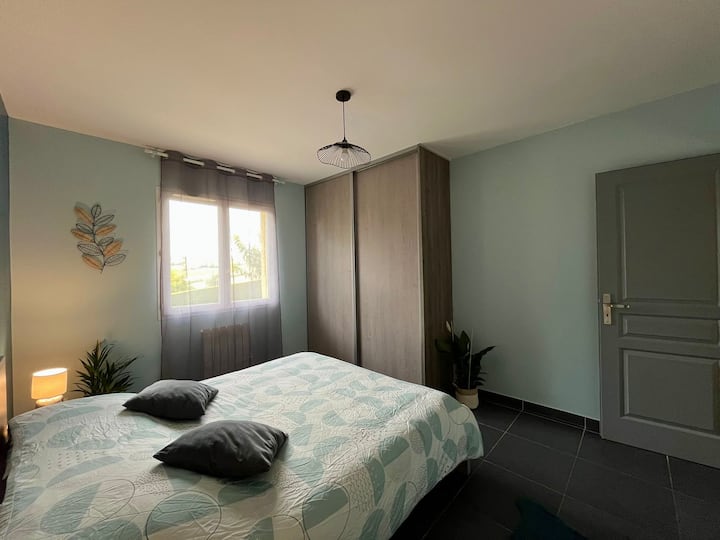 Chambre hiver avec son lit double 140*200 et son fauteuil