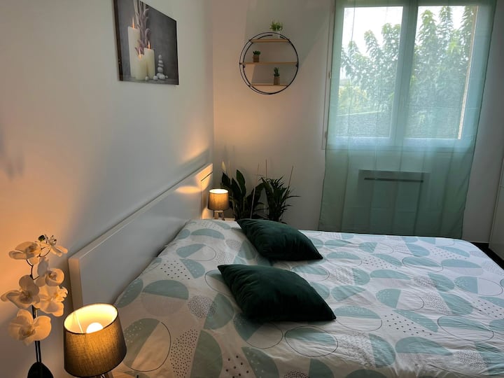 Chambre nature avec son lit double 140*190, un lit bébé et grand dressing. Une petite bibliothèque est à disposition des enfants et des plus grands.