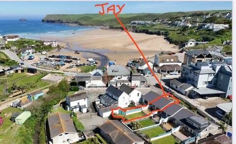 Jay in Polzeath beach & shops just steps away !