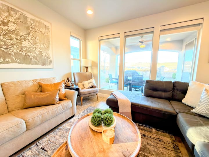 Red Rock Landing- Spacious & Luxurious 4 Bed/4 Bath Townhouse Near Zion W/ View! - Utah