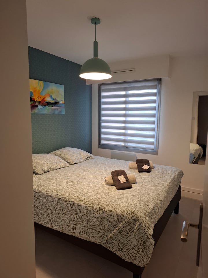 ห้องนอนพร้อมเตียงคู่ขนาด 160 x 200 ซม. ที่สบาย