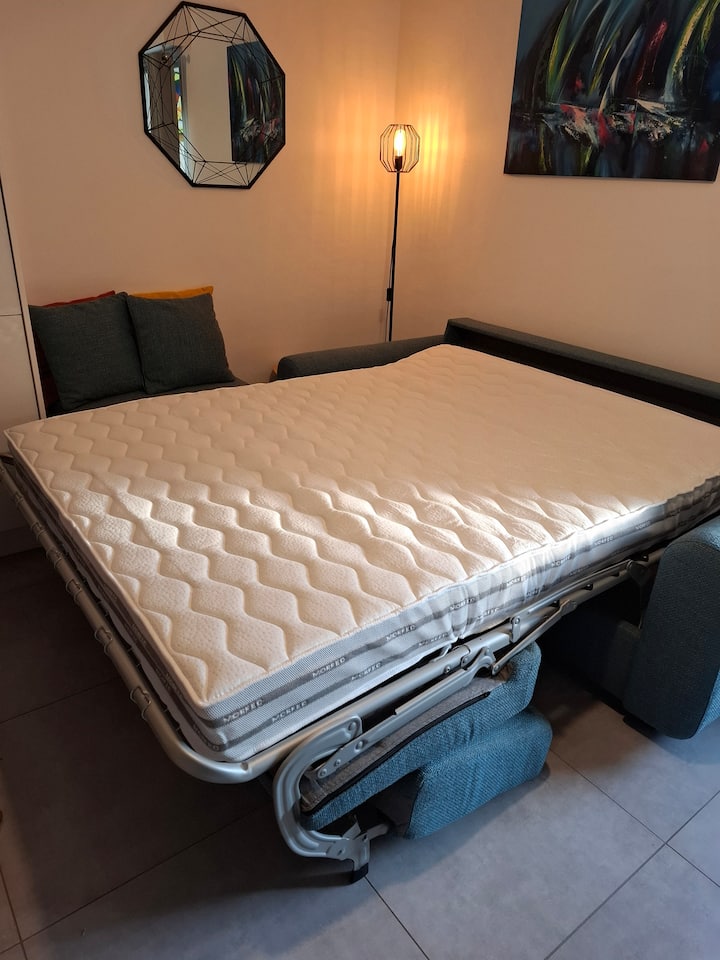 โซฟาแบบเปิดได้พร้อมระบบเปิดเตียงแบบด่วน
การเคลื่อนไหวเพียงครั้งเดียวก็เพียงพอที่จะเอียงเบาะนั่งและกางที่นอน DREAMEA Prestige ขนาด 140 x 190 ซม. และความหนา 16 ซม. เพื่อความสบายที่ยอดเยี่ยมในการนอนหลับทุกวัน