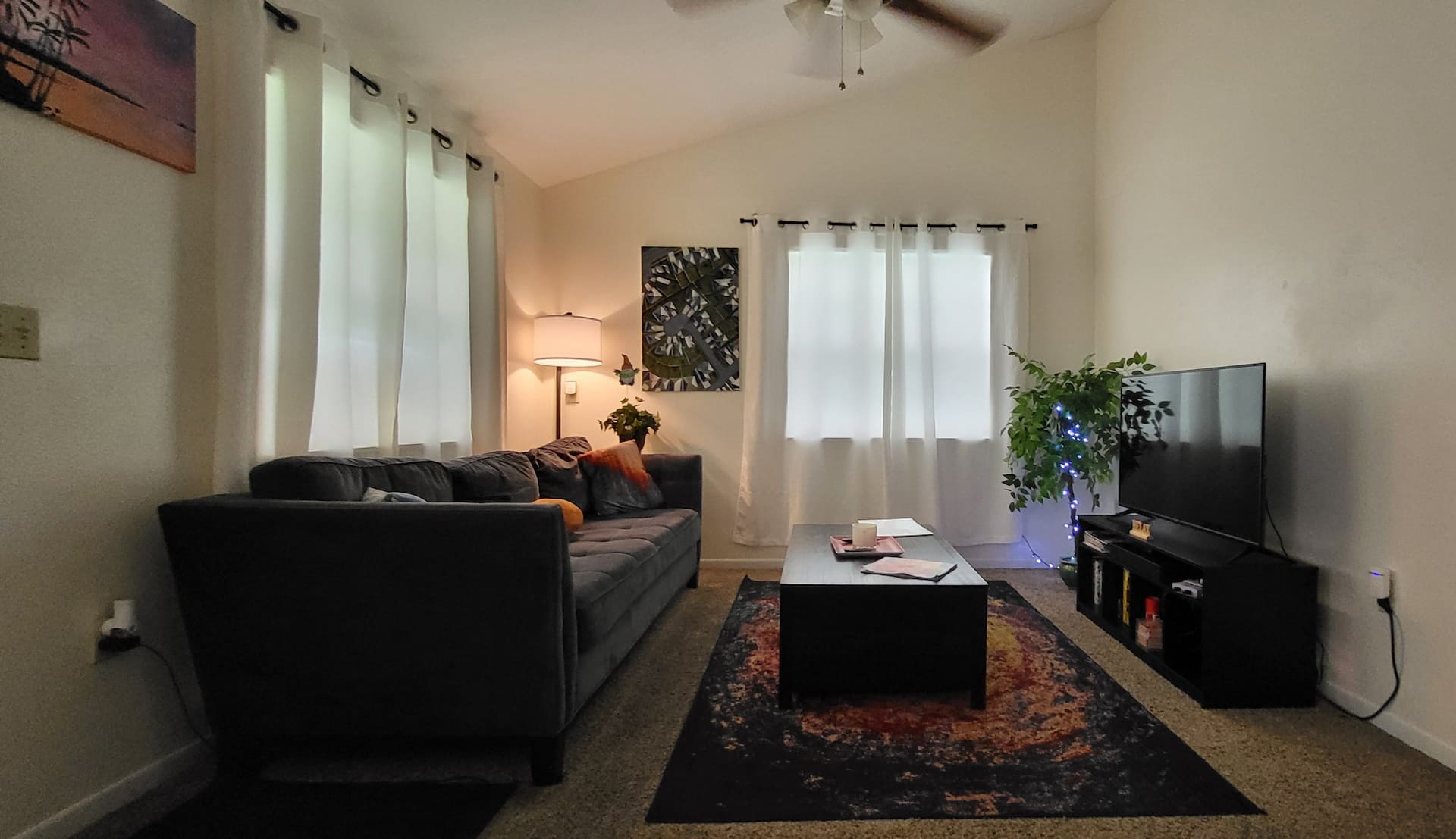 Cozy Downtown Hideaway with Butterfly Garden.