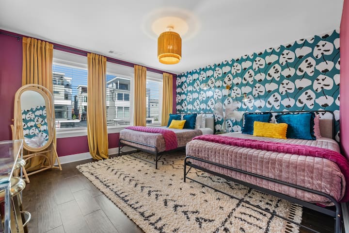 Questa spaziosa camera offre due letti queen size e una toeletta con specchio illuminato. Appena fuori, un bagno completo è condiviso con la stanza bonus per una maggiore comodità. Questa camera da letto è posta al secondo piano.