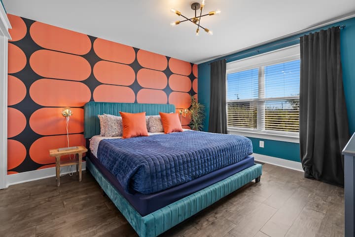 Goditi la privacy e il comfort con una grande camera da letto su ogni piano, perfetta per gruppi che cercano il proprio spazio. Questa è la camera da letto al primo piano. Dispone di un bagno completo annesso per la massima comodità. 