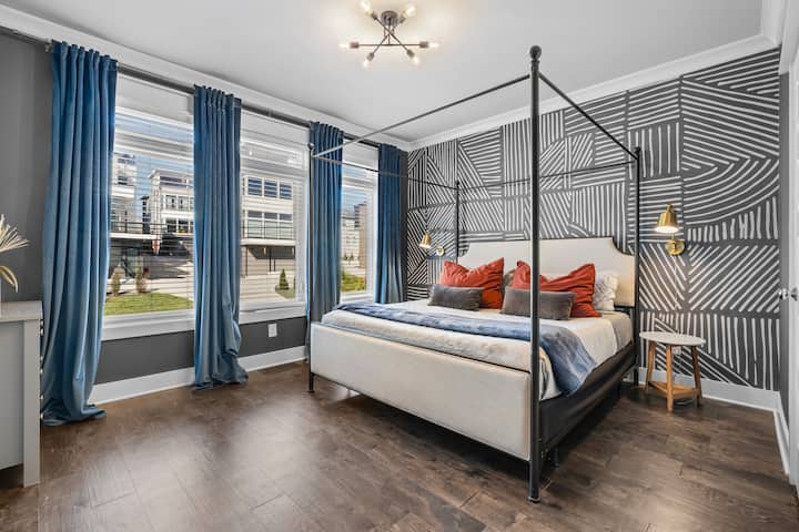 Rilassati in una spaziosa camera da letto con un robusto e confortevole letto a baldacchino, ampie finestre con luce naturale, cabina armadio e bagno annesso per la massima comodità. Questa camera da letto si trova al secondo piano, proprio accanto alla cucina. 