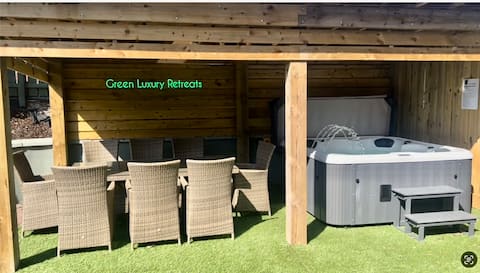 Green Luxury Retreats, Memory Lane. 18 Guests.