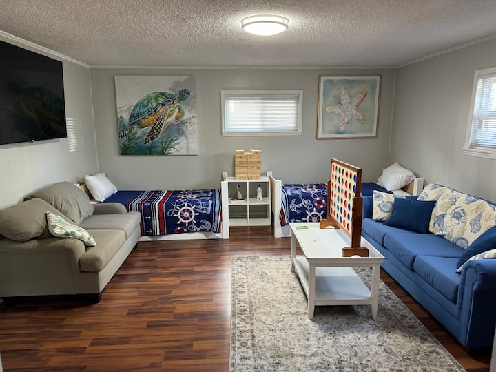 70 инчен телевизор, два двокреветни кревета, еден брачен кауч на спуштање. Женга со природна големина и поврзете четири. Игрите на табла, исто така.