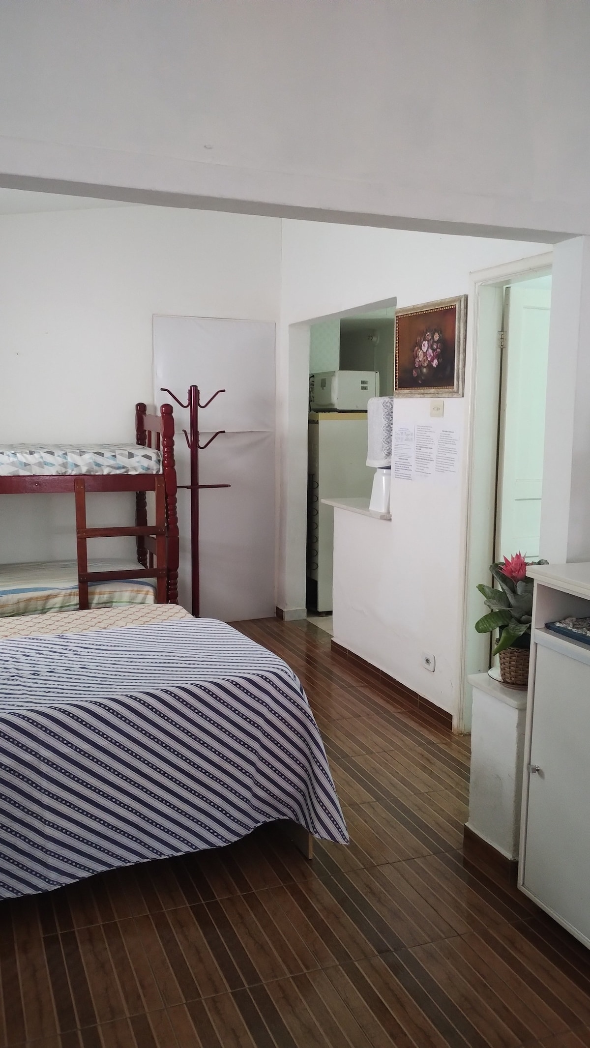 გასაშლელი დივანი, 1 ერთადგილიანი საწოლი, რომელიც ასევე გამოიყენება, როგორც დივანი ტელევიზორის სანახავად, 2 ერთადგილიანი საწოლი და 1 ორსართულიანი საწოლი, 1 დიდი ვენტილატორი და 42‑დუიმიანი ტელევიზორი (არ აქვს ღია არხები). Ტანსაცმლის შესანახი საკეტი. მცირე ზომის სამუშაო ან სასწავლო მაგიდა 