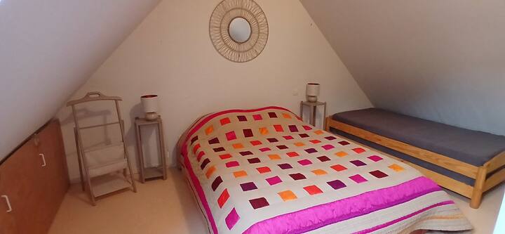 Chumba cha kulala kwenye ghorofa ya 2 ya dari