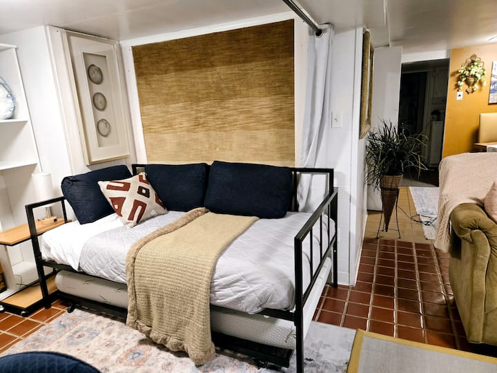 Ორადგილიანი საწოლი ორადგილიანი საწოლით. იძინებს ორი ადამიანისთვის