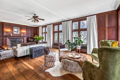 LUXE Manor With Modern, Elegant Vibes - 4,500 Sq