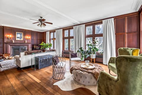 LUXE Manor With Modern, Elegant Vibes - 4,500 Sq
