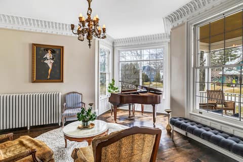 LUXE Manor With Modern, Elegant Vibes - 4,500 Sq