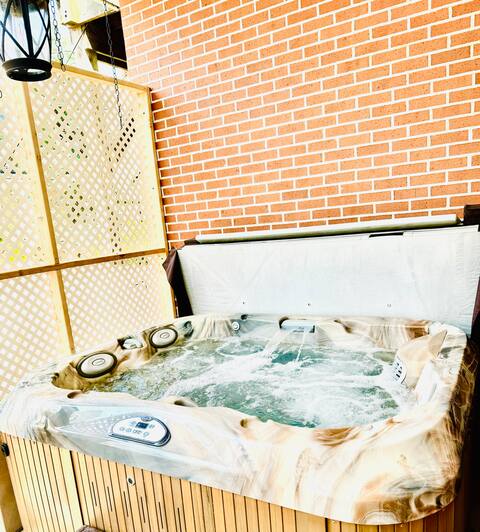 Luxurious townhome w/ hot tub in Harrisburg