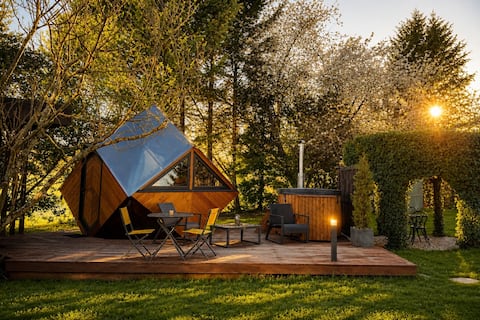 Unusual accommodation with hot tub 1 hour from Paris