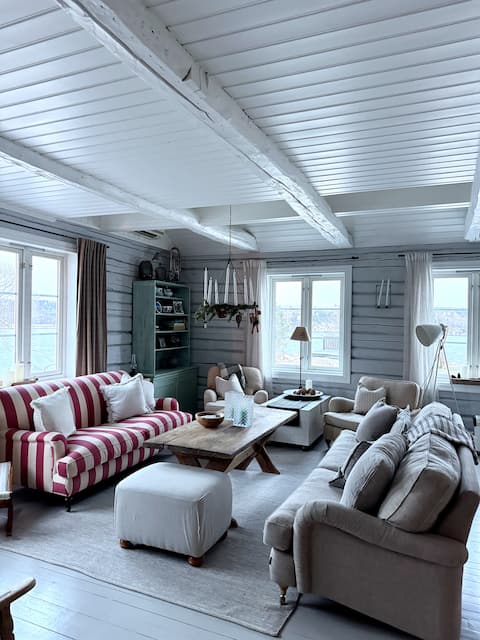 Large cottage by the lake - 3 bedrooms and 2 bathrooms