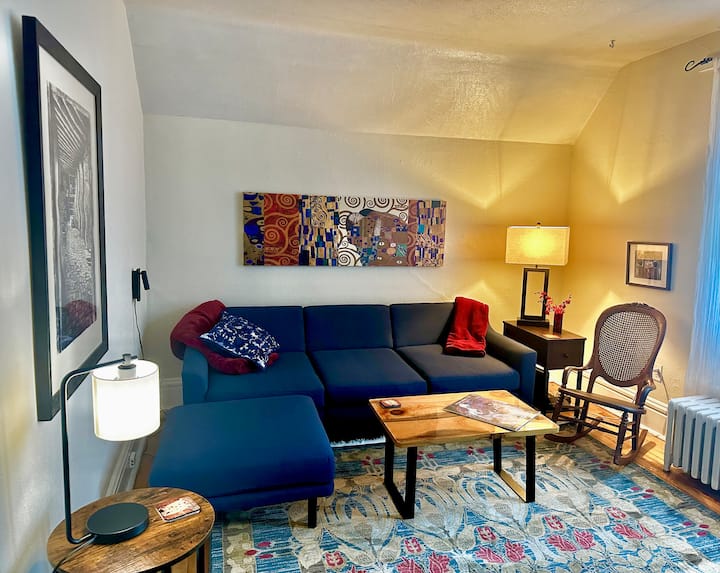 Seti ya Matandiko ya Burrow iliyo katika kabati la katikati la chumba cha kulala. 