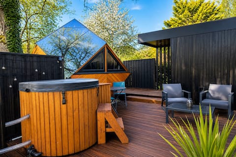 Unusual & romantic accommodation with spa 1 hour from Paris