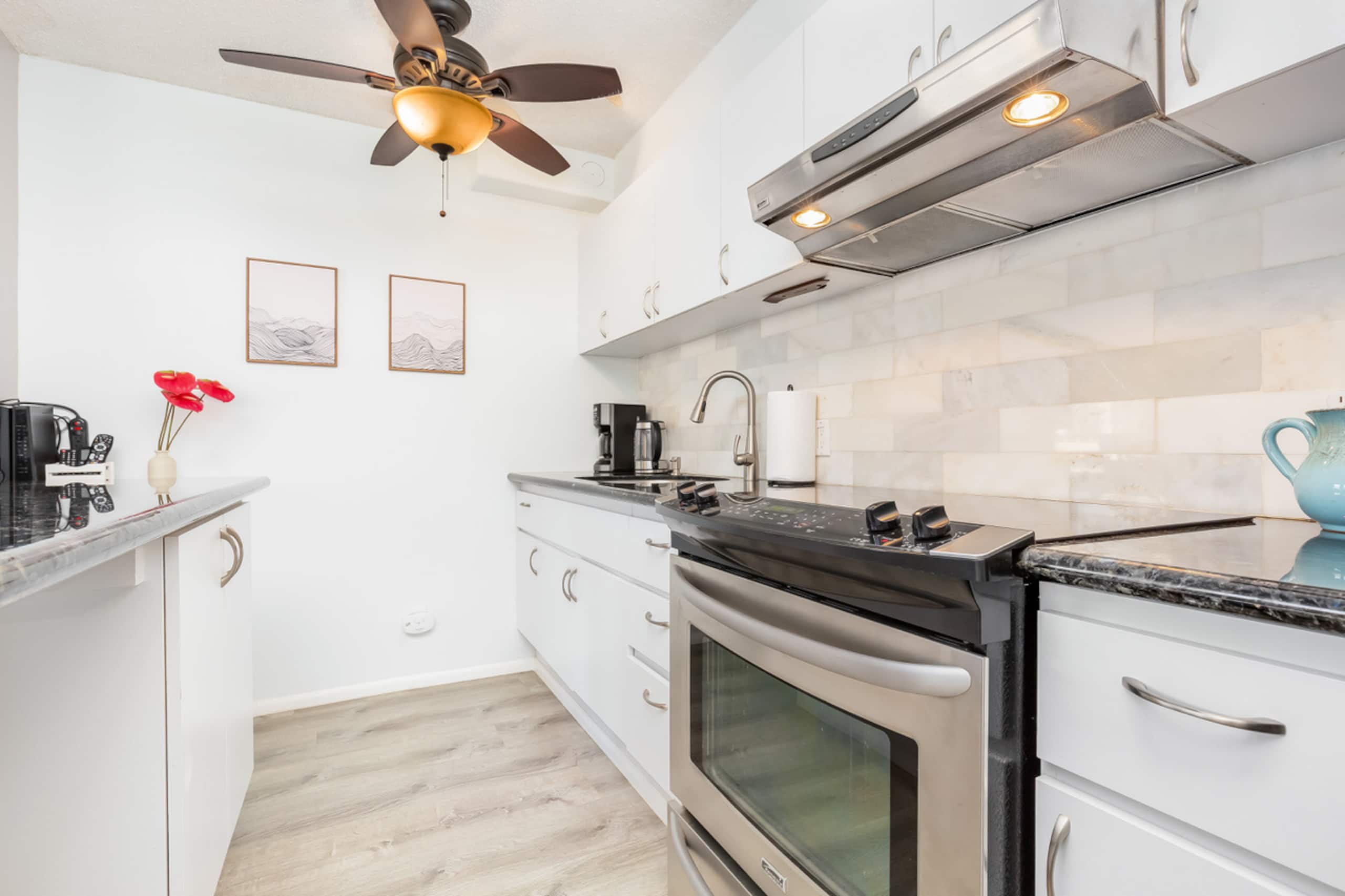 Condo in Honolulu · ★4.94 · 1 bedroom · 2 beds · 1 private bath - Image 6