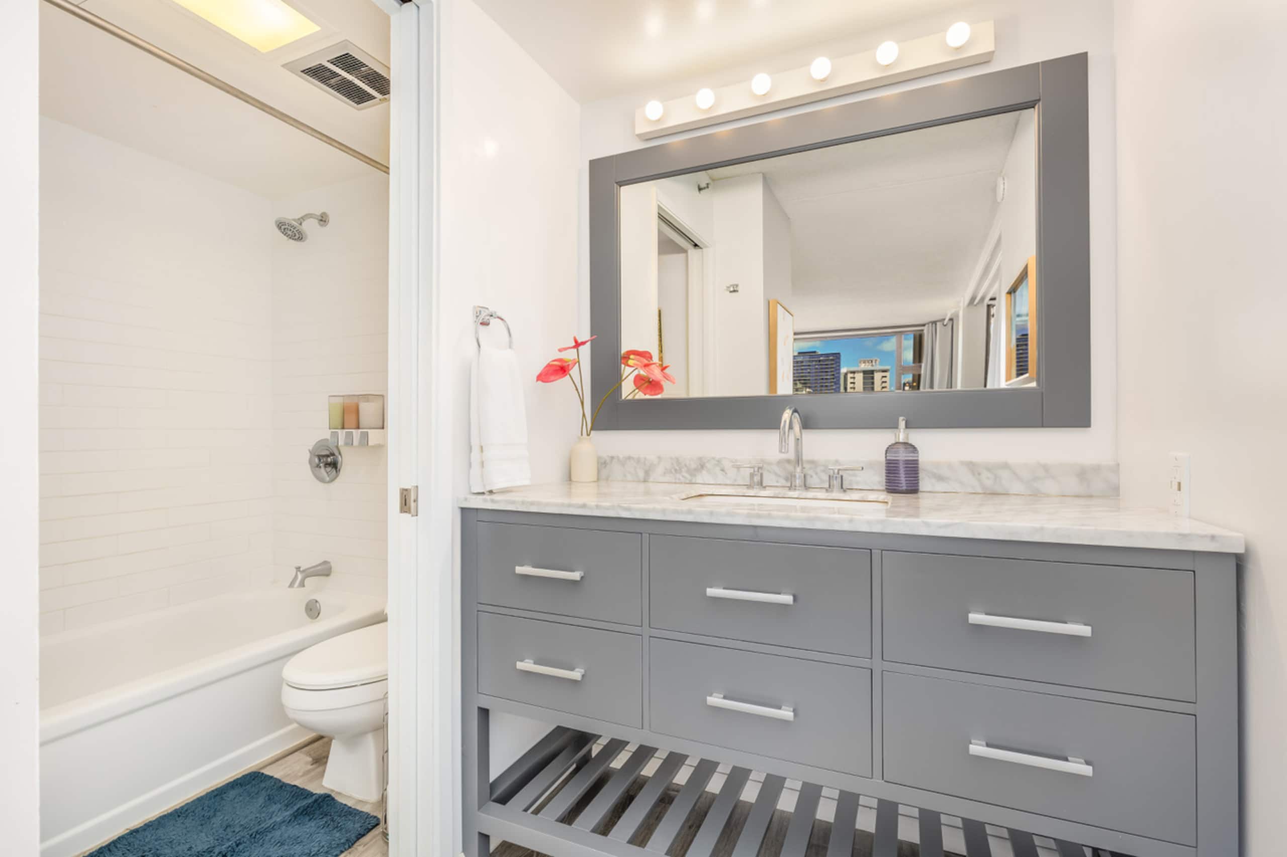 Condo in Honolulu · ★4.94 · 1 bedroom · 2 beds · 1 private bath - Image 11