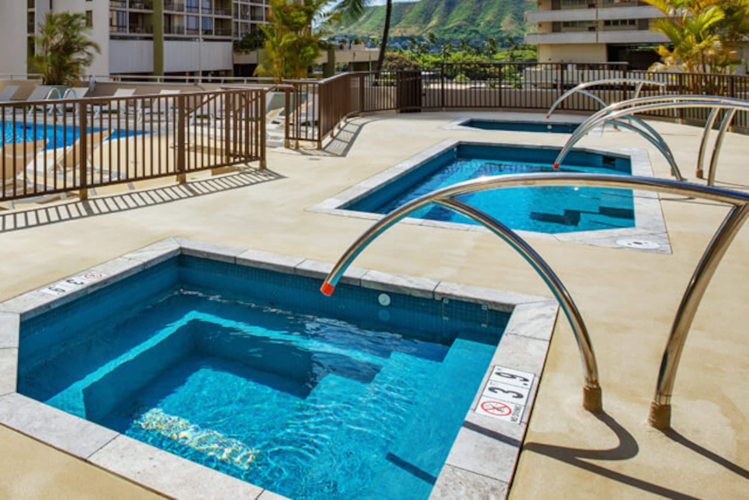 Condo in Honolulu · ★4.94 · 1 bedroom · 2 beds · 1 private bath - Image 22