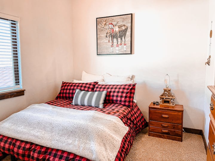 Wer möchte nicht in einem Zimmer mit Elchen in Ugg-Stiefeln schlafen?? Sollte sich das nicht verkauft haben, gibt es auch brandneue Eddie Bauer Bettwäsche und Ausblicke auf den Powderhorn-Skilift durch das Schlafzimmerfenster! 