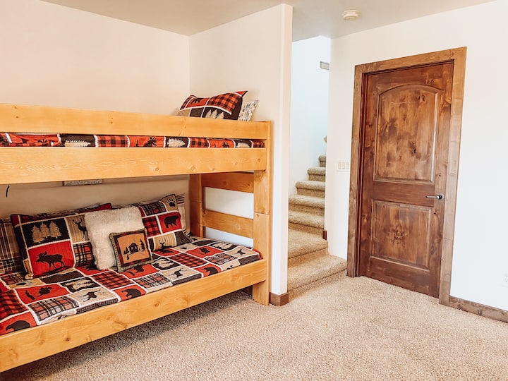 Brandneue zwei Einzelbetten und volle Etagenbetten im 3. Schlafzimmer. 