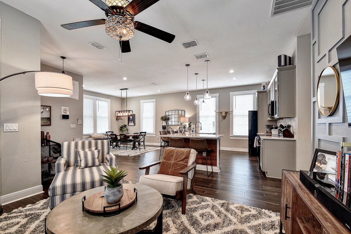 Top Airbnb: Charlee's Casita 3BR/3BA walk to the River! EV in Lavaca