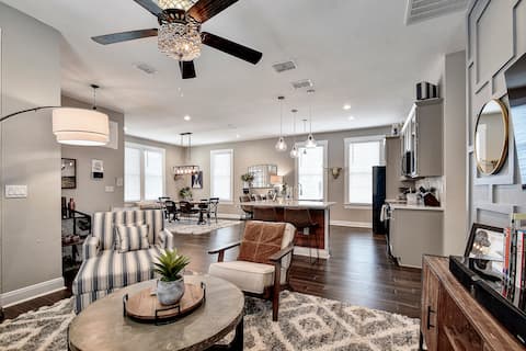 Top Airbnb: Charlee's Casita 3BR/3BA walk to the River! EV in Lavaca