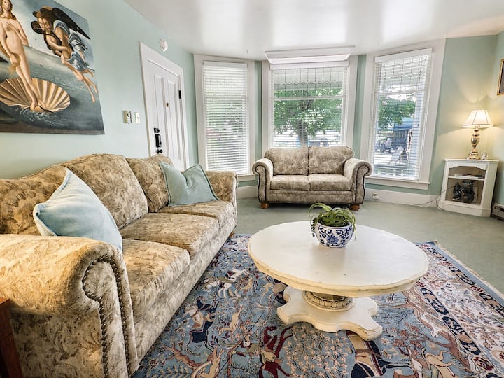 Snohomish Downtown Walkable Apartment - Everett, WA