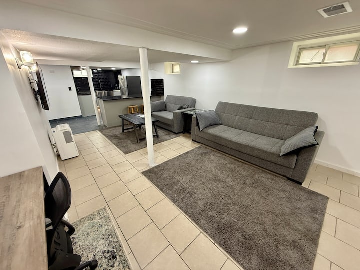 Lower Level Unit Private Entrance; Newly Renovated - 디트로이트
