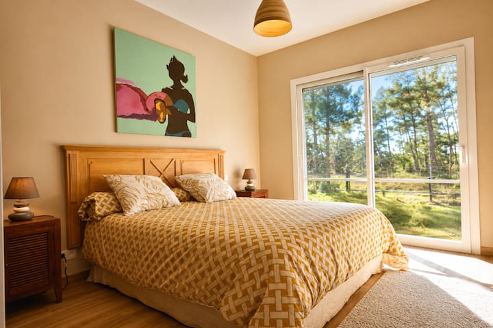 Habitación suite principal. Vista al jardín.