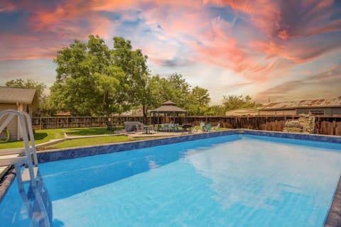 Pool, 5/2 hot tub, 2kings, fire pit