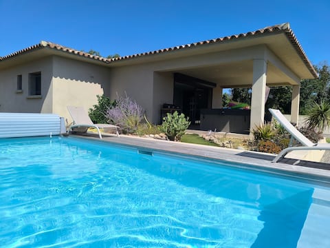 2 bedroom villa, spa, heated pool (mid-April)