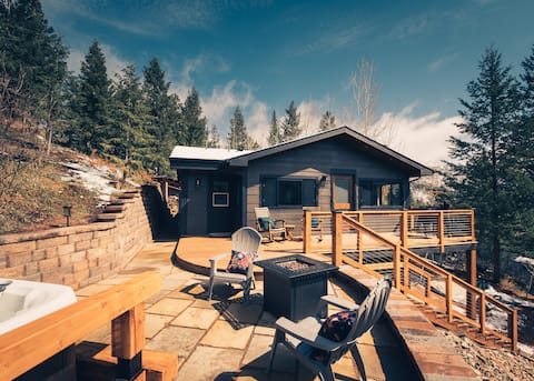 Modern Mountain Cabin w/ Deck, Hot Tub, Views