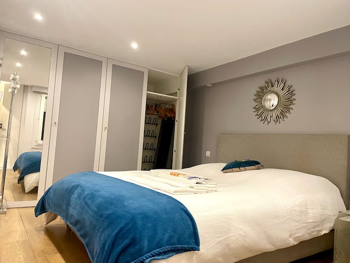 Izba je súkromná. Prenajímam vám túto izbu v mojom apartmáne.
Šatník so šatníkom, nočné stolíky, dvere do vlastnej kúpeľne.

Dávajte pozor, aby ste tam neuchovávali jedlo ani nejedli! 