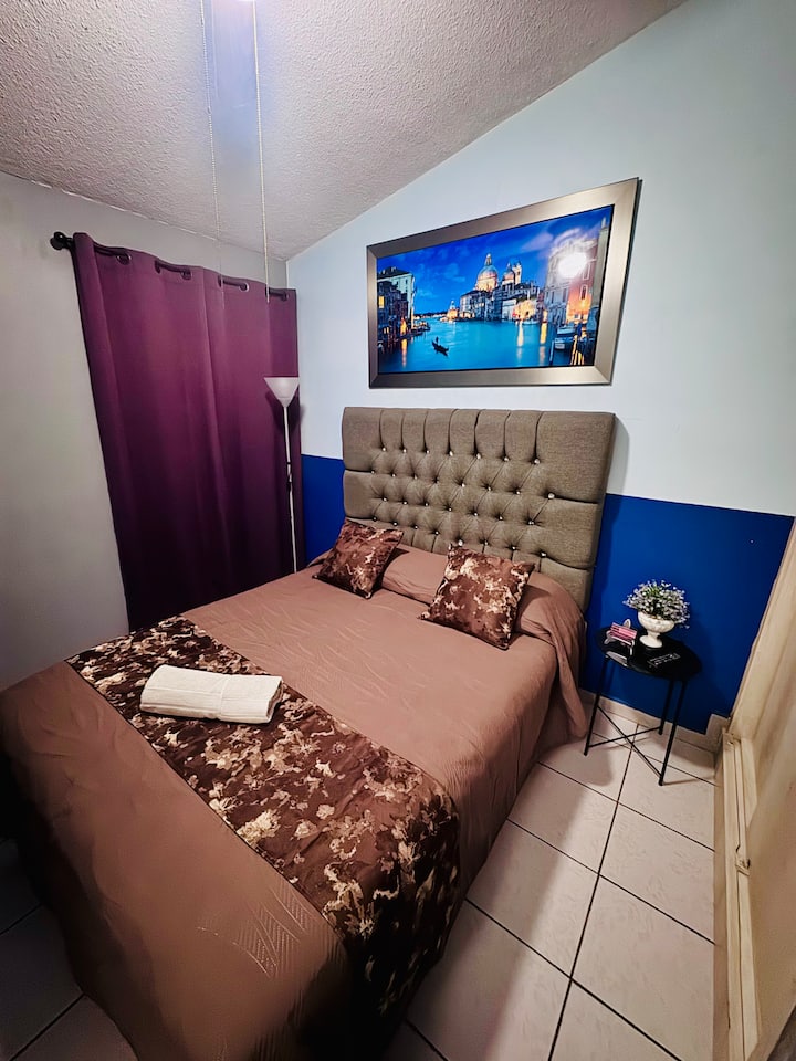 Queensize-seng til det sekundære rum, lige så behagelig at hvile i