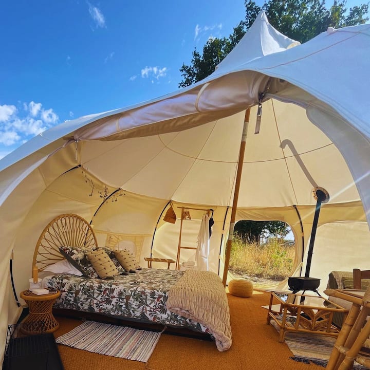 ¡Interiores de ensueño! El espacio y la altura hacen que la estancia sea cómoda: ¡la cena es fresca durante la noche para un sueño reparador incluso en los veranos más calurosos!