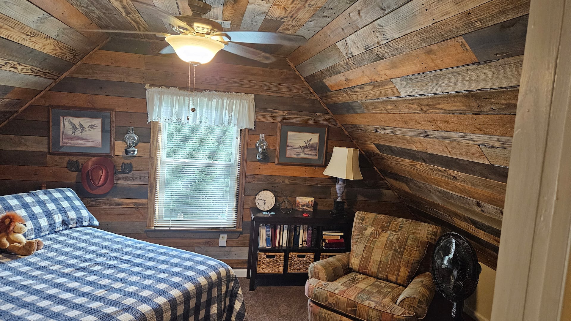 EXCLUSIVE LARGE 2 BEDROOM SUITE W/THEATER ROOM + KITCHEN  — foto 2