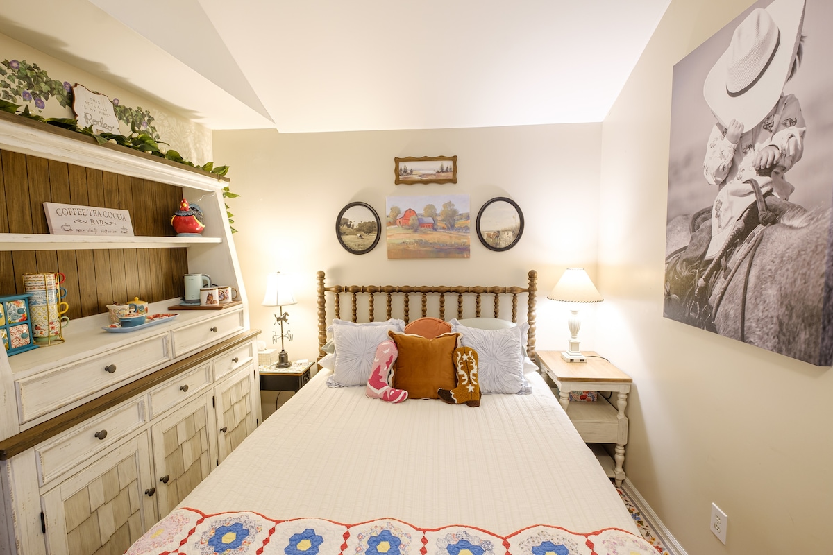 מיטת קווין סייז חדשה עם כיסוי לטקס טבעי ושמיכות כותנה. מבחר כריות במלון. לא השתמשו במיקרופייבר בקוטג' הזה! אורחים אמרו לי שזה השינה הכי טובה שהייתה להם - והיא ממש שקטה - בתוך ערוץ פרטי ביער. 