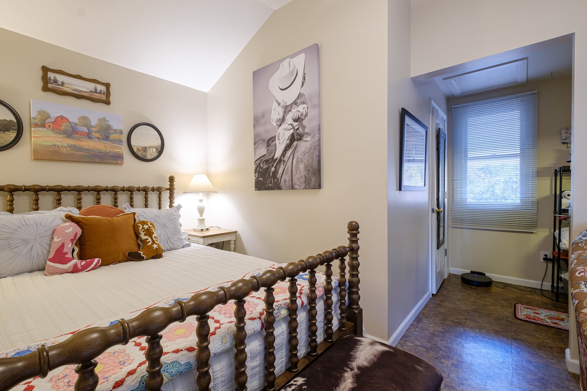 נוף לחדר האמבטיה משמאל לחלון (לחצר האחורית הפרטית) ומטבח מימין לחלון.